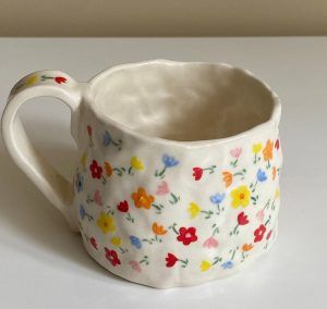 handmade-mug-flowers Ceràmica a Girona, tassa acabada