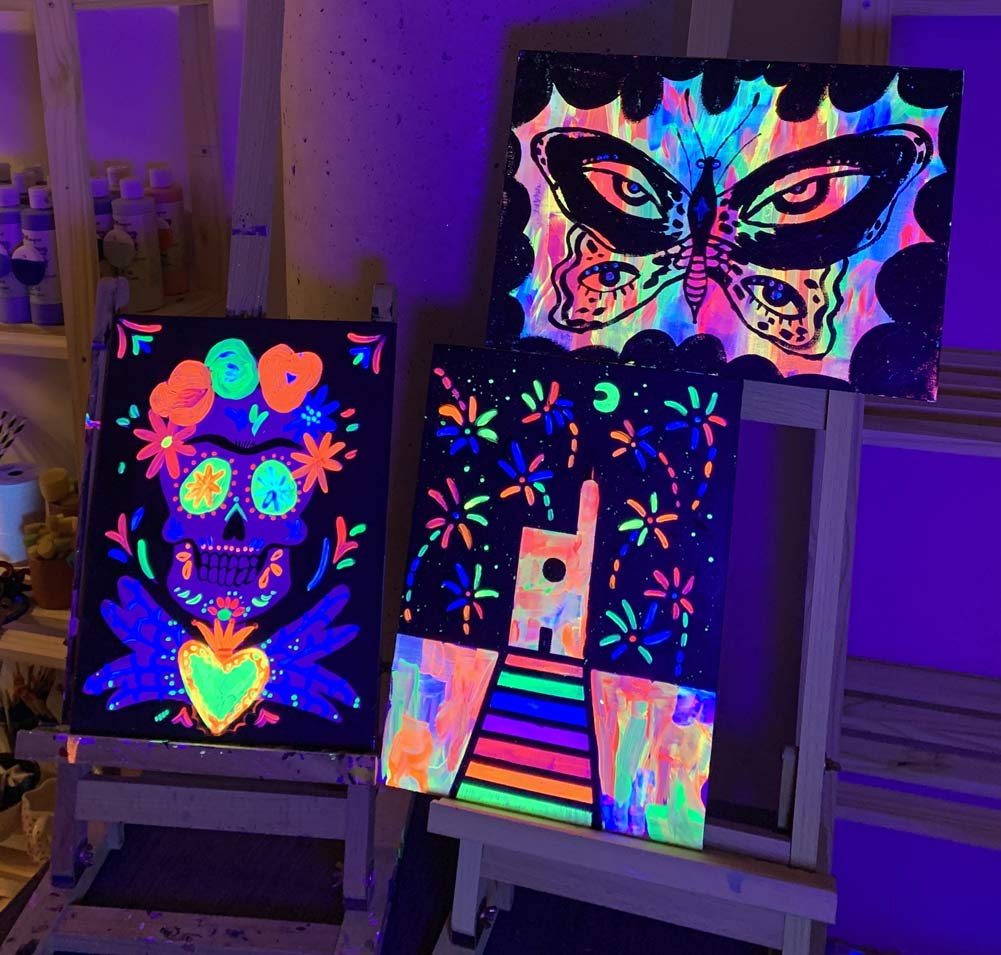 Picture painted with fluorescent paint under black light in an Art and Neon session at Imagina Art, Girona